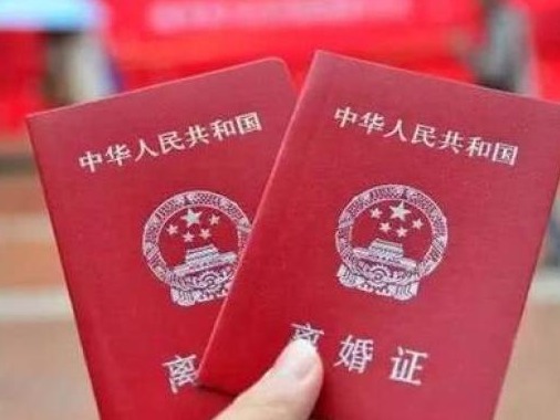 衡阳女子第五次起诉离婚终判离后被法警护送离开，男方称不甘心