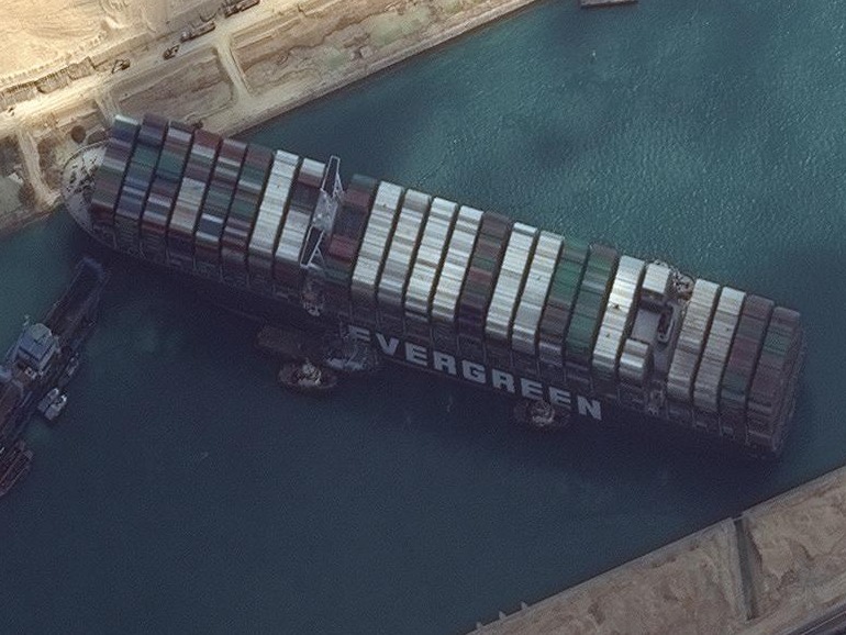 苏伊士运河仍有61艘船“排队”，有望4月3日全部通过