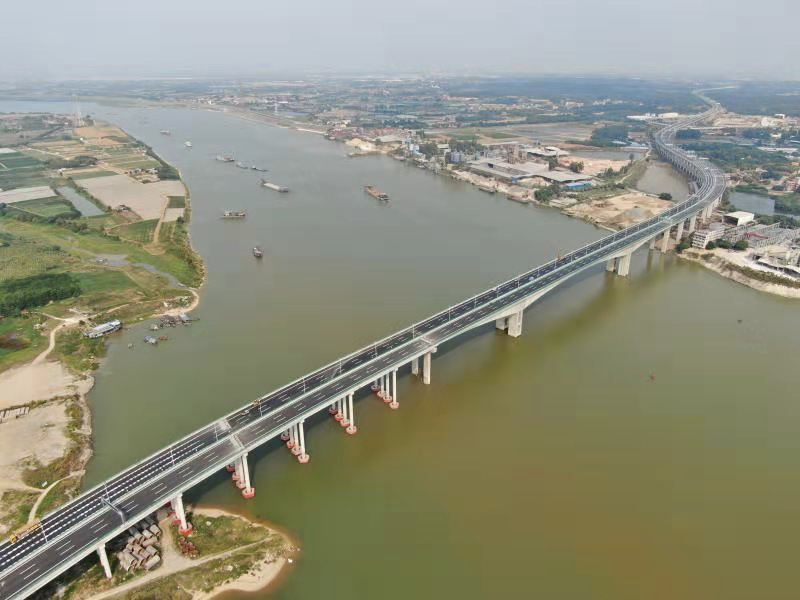 广佛肇高速公路4月25日全线通车，广州到梧州行车时间缩短约1.5小时  