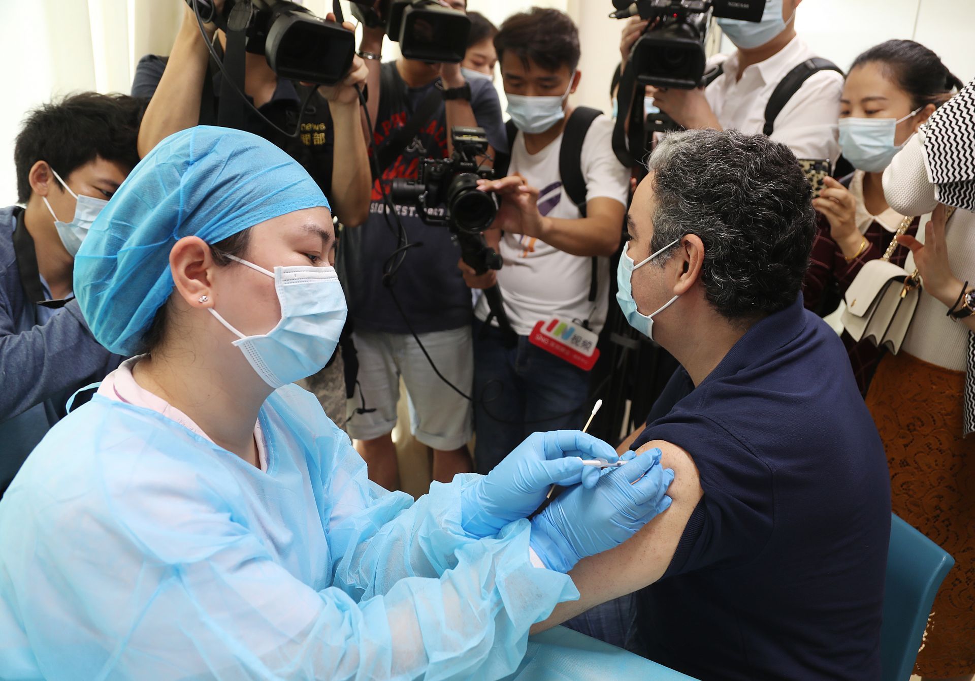直击！港澳和外籍人士新冠疫苗首日开打
