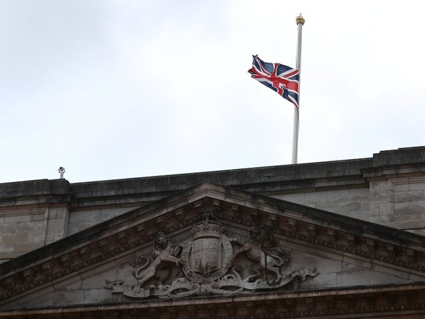 白金汉宫张贴讣告，英国、澳大利亚、加拿大等降半旗致哀