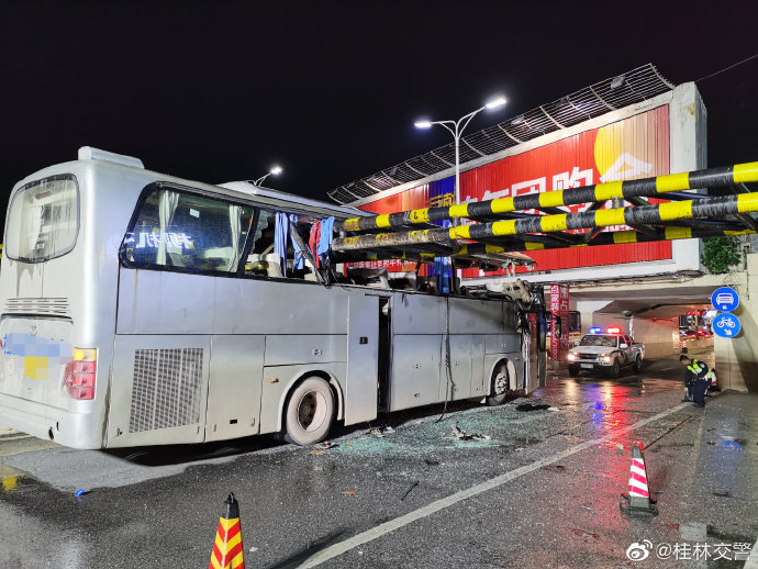 桂林通报“客车撞限高栏致1死6伤”：限高栏系依规设立