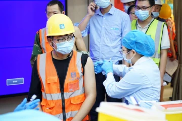 薯田埔社区疫苗“移动接种小组”下工地服务一线建筑工人  