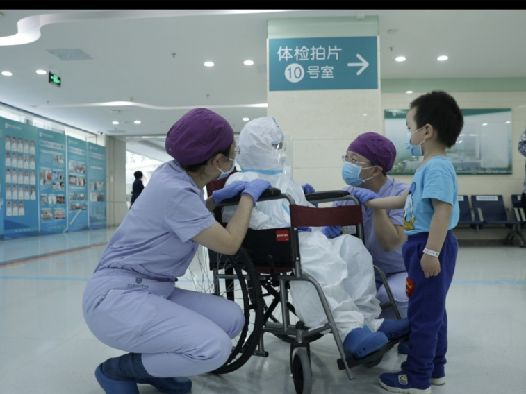 “带你回家，一起长大”！3岁弟弟东北赴深救8岁白血病复发哥哥