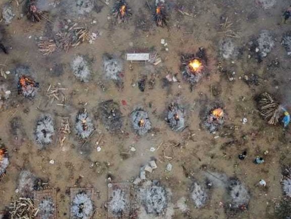 印度死亡病例暴增背后：火葬场遭挤兑，仍有大量死者未被记录