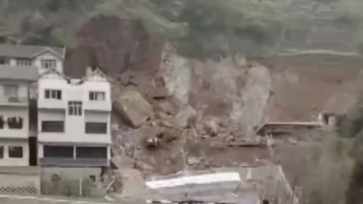 云南镇雄发生山体滑坡多处房屋被毁 当地正组织救援