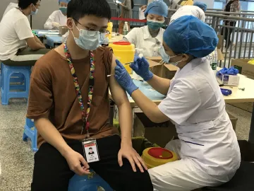 凤凰街道开展上门接种疫苗服务实现疫情防控和正常生产经营“两不误”