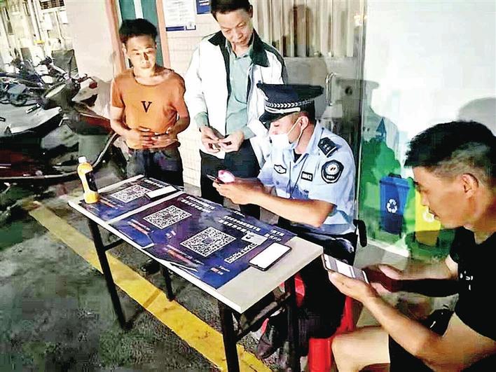 沙井街道网格员全天候开展反诈骗宣传