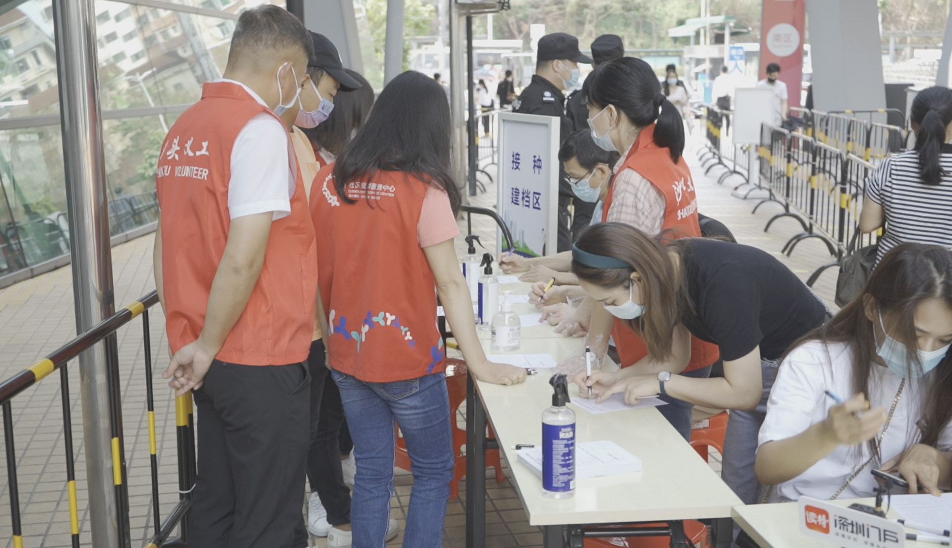 “你们安心接种，我们用心服务”深圳义工叫你一起苗苗苗