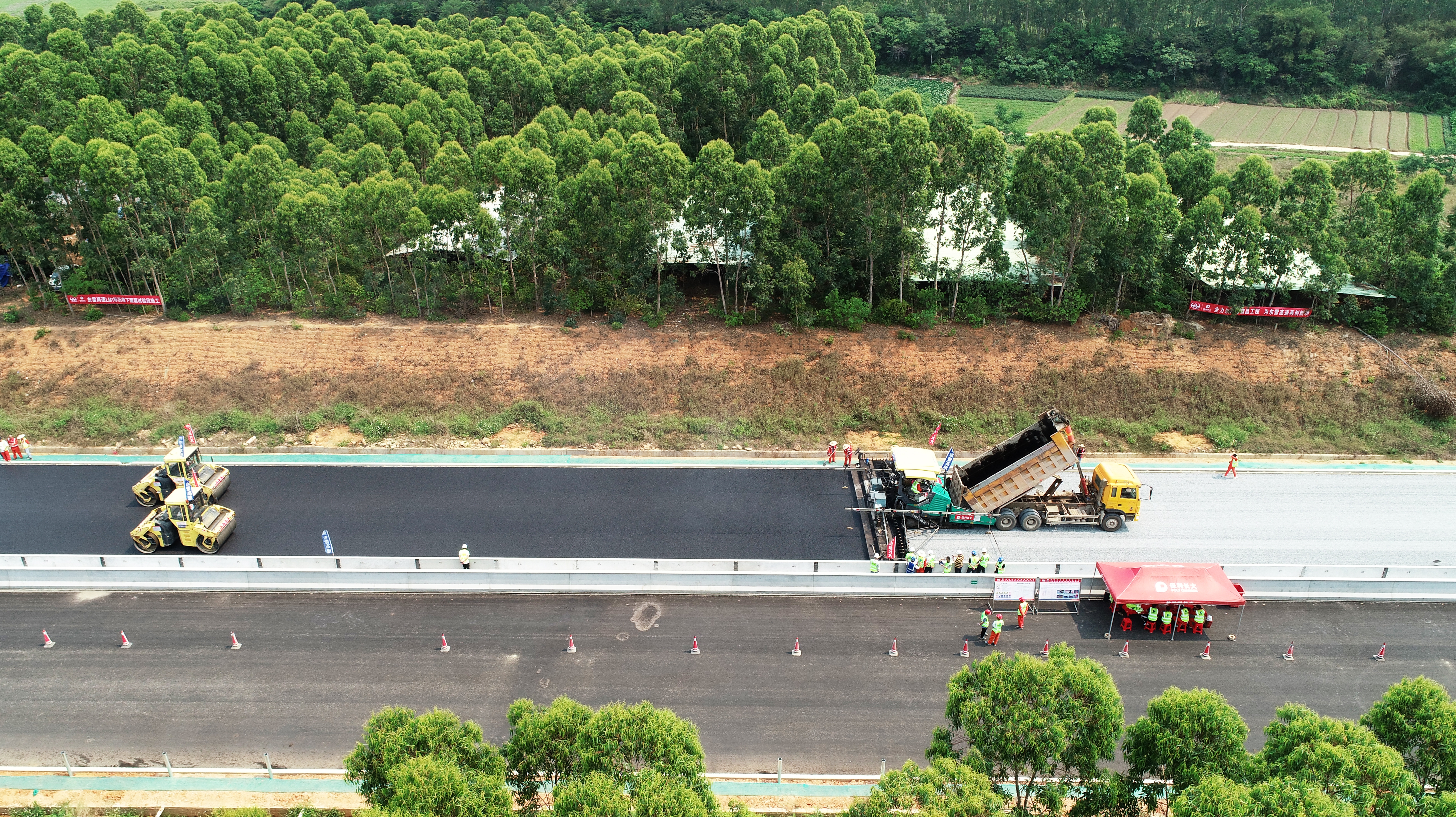 东雷高速进入沥青路面施工阶段，项目计划年底通车