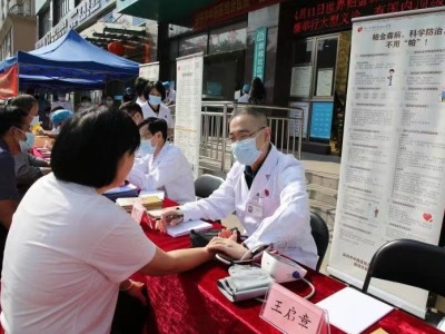 深圳市中西医结合医院举行“世界帕金森病日”大型义诊活动