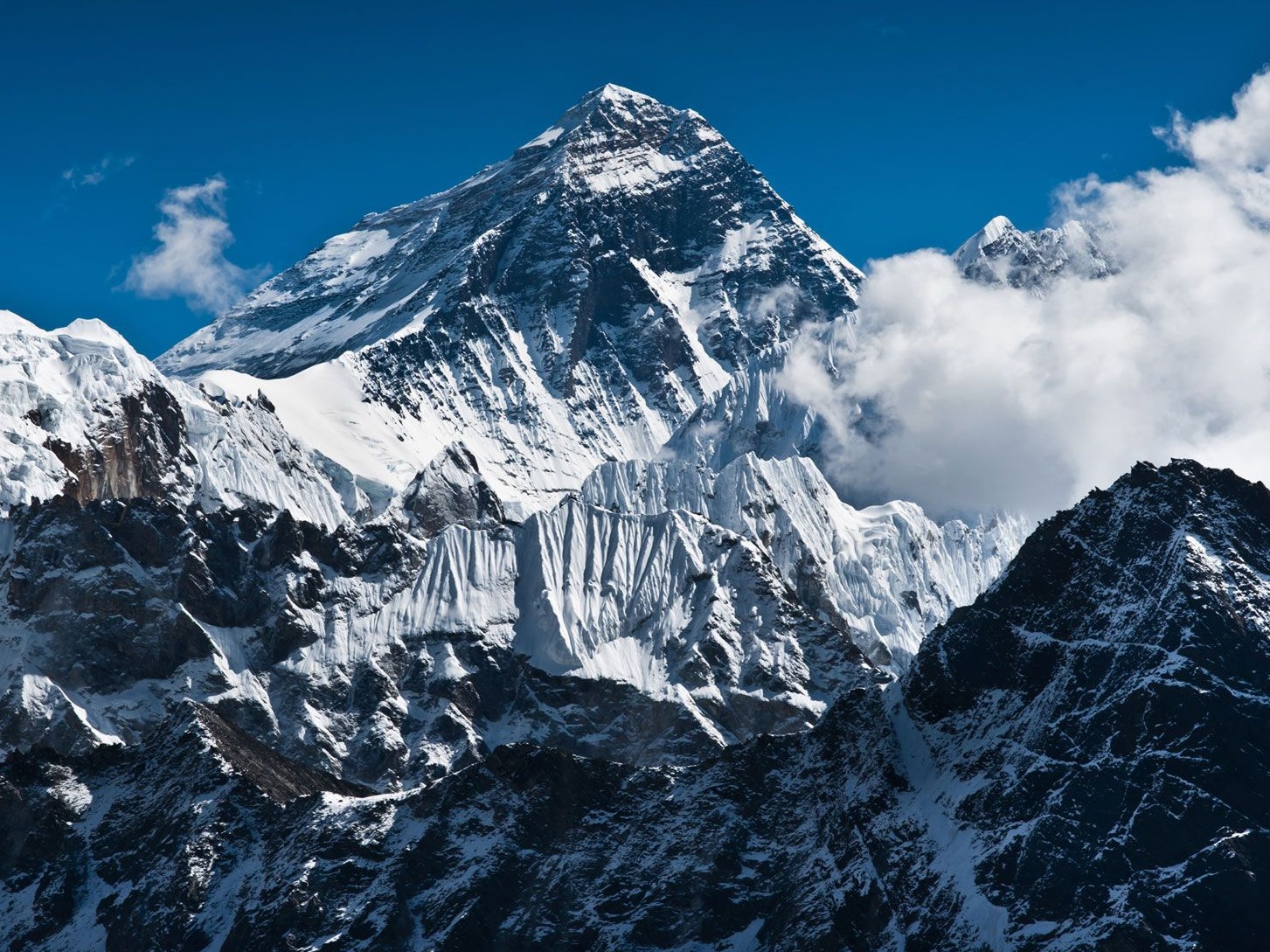 尼泊尔重开珠峰登山，已有登山者感染新冠