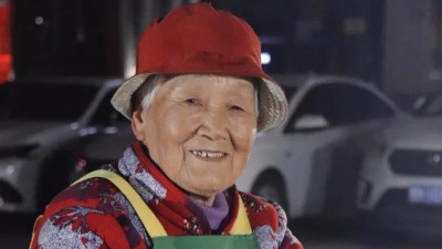 96岁奶奶深夜摆摊30年！听了她的话，网友：通透！