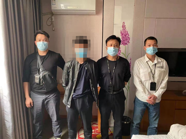 男子徒手掰门携钱箱逃匿 宝安警方将嫌疑人刑事拘留