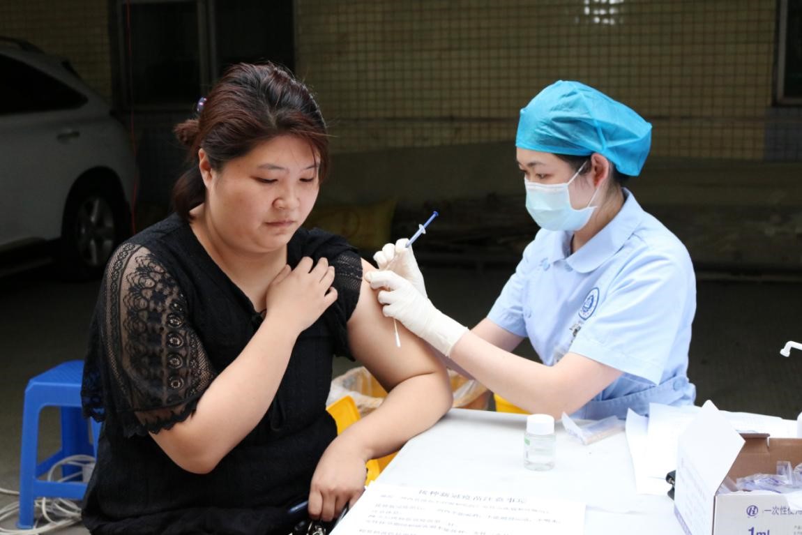 西田社区设置新冠疫苗临时接种点，方便居民就近接种
