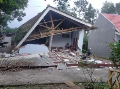 印尼强震已致6人死亡 部分建筑被毁房屋屋顶震塌
