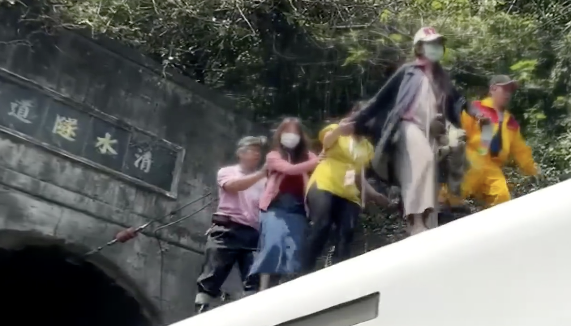 台铁列车脱轨遇难人数确认为51人 有1名法国旅客死亡