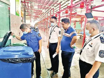 光明市场监管部门检查农贸市场环境