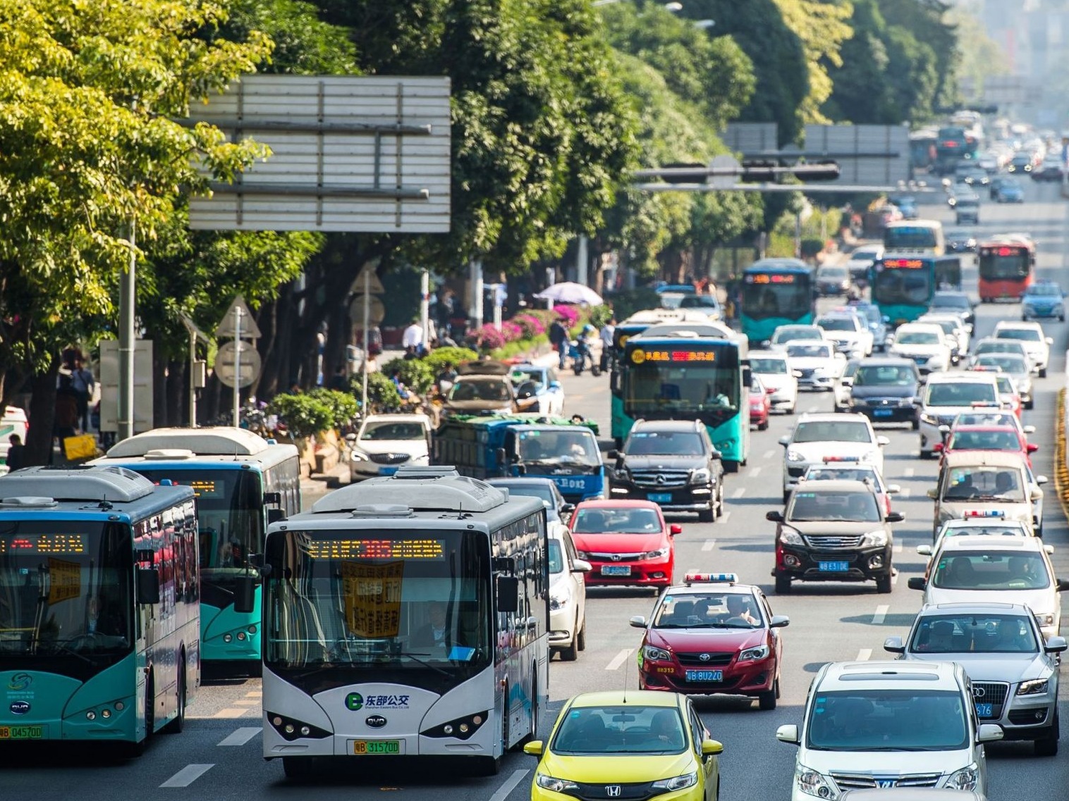 清明单日车流量创新高达830万 广东交通部门全力保障超3000万车次出行