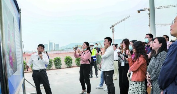 4月18日，媒体记者在广东瑞庆时代锂离子电池生产项目参观采访。
西江日报记者 梁小明 摄
