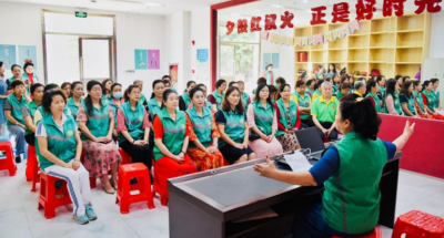 东湖街道翠鹏社区老年协会组织志愿者开展党史学习教育  