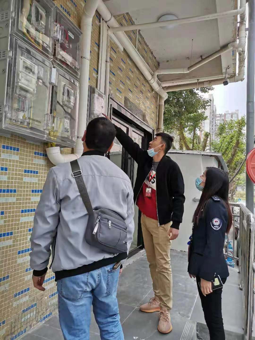 龙城回龙埔社区整治出租屋用电安全隐患                              