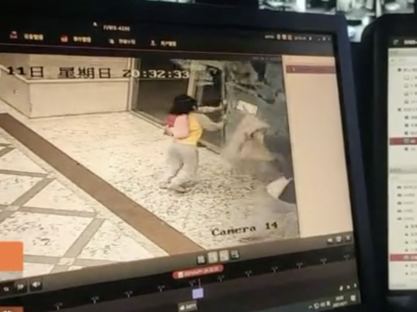 极速真探｜龙岗一小区玻璃大门突然爆裂 6岁小孩胸部被划伤