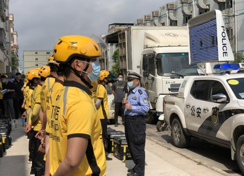 坪山交警为快递小哥送来交通安全“套餐”