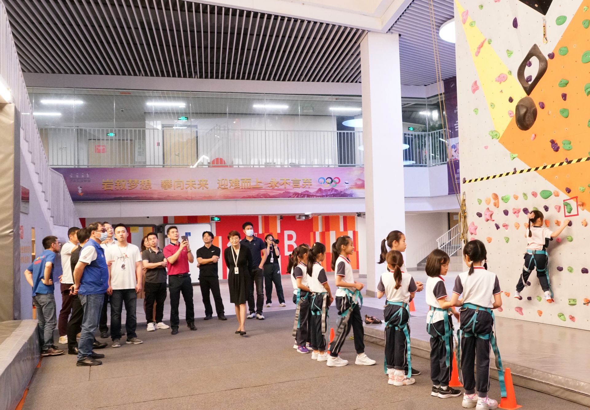 创建一流攀岩特色学校，中国登山协会领导与深圳市、龙华区领导到万科双语学校参观考察