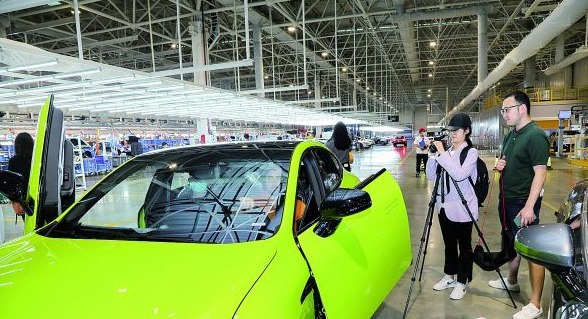 4月18日，媒体记者在肇庆小鹏汽车智能网联科技产业园现场体验汽车
驾控性能并采访拍摄。 西江日报记者 梁小明 摄
