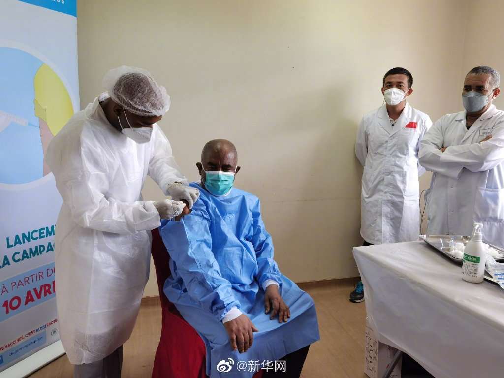 科摩罗总统阿扎利接种中国新冠疫苗 