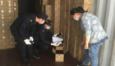 广州海关在出口货运渠道查获2.16万支易燃手喷漆