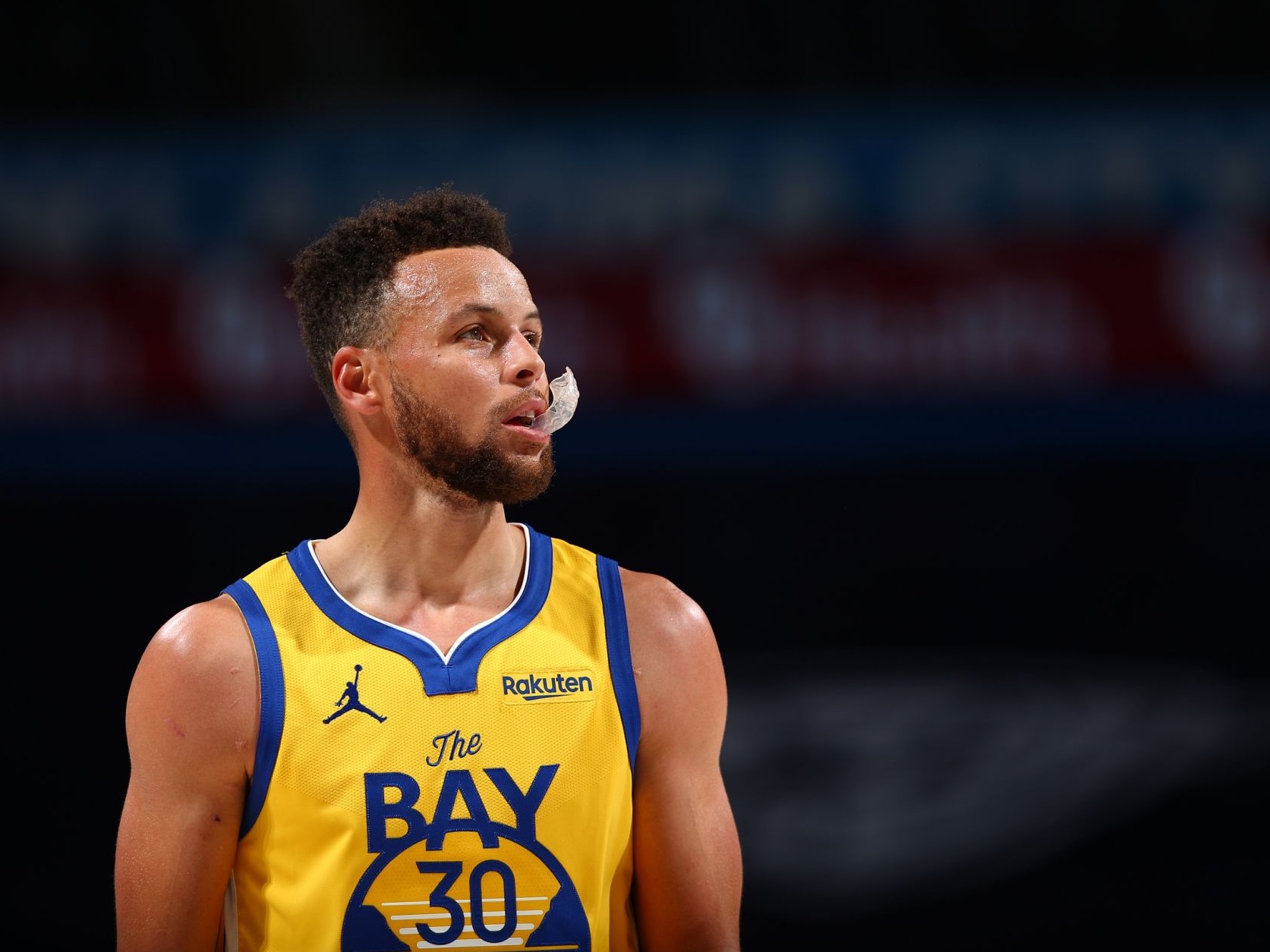 库里上演“疯狂四月”！场均40.7分，加冕NBA得分王