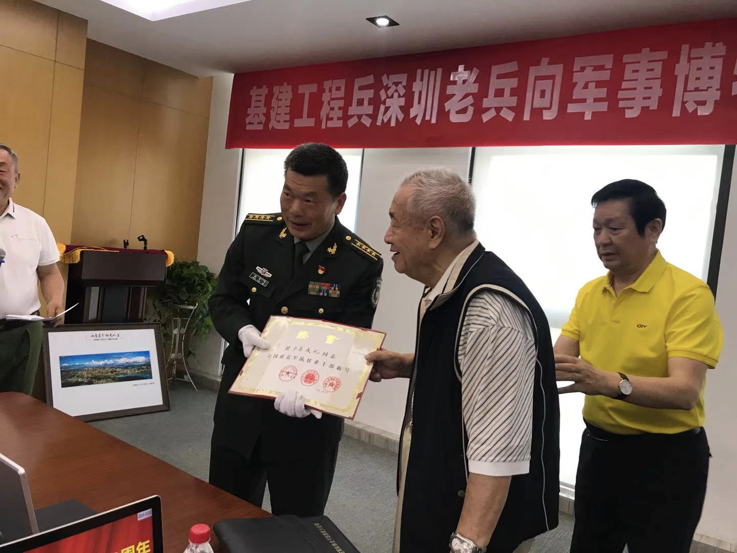 致敬！基建工程老兵向军博捐赠文物