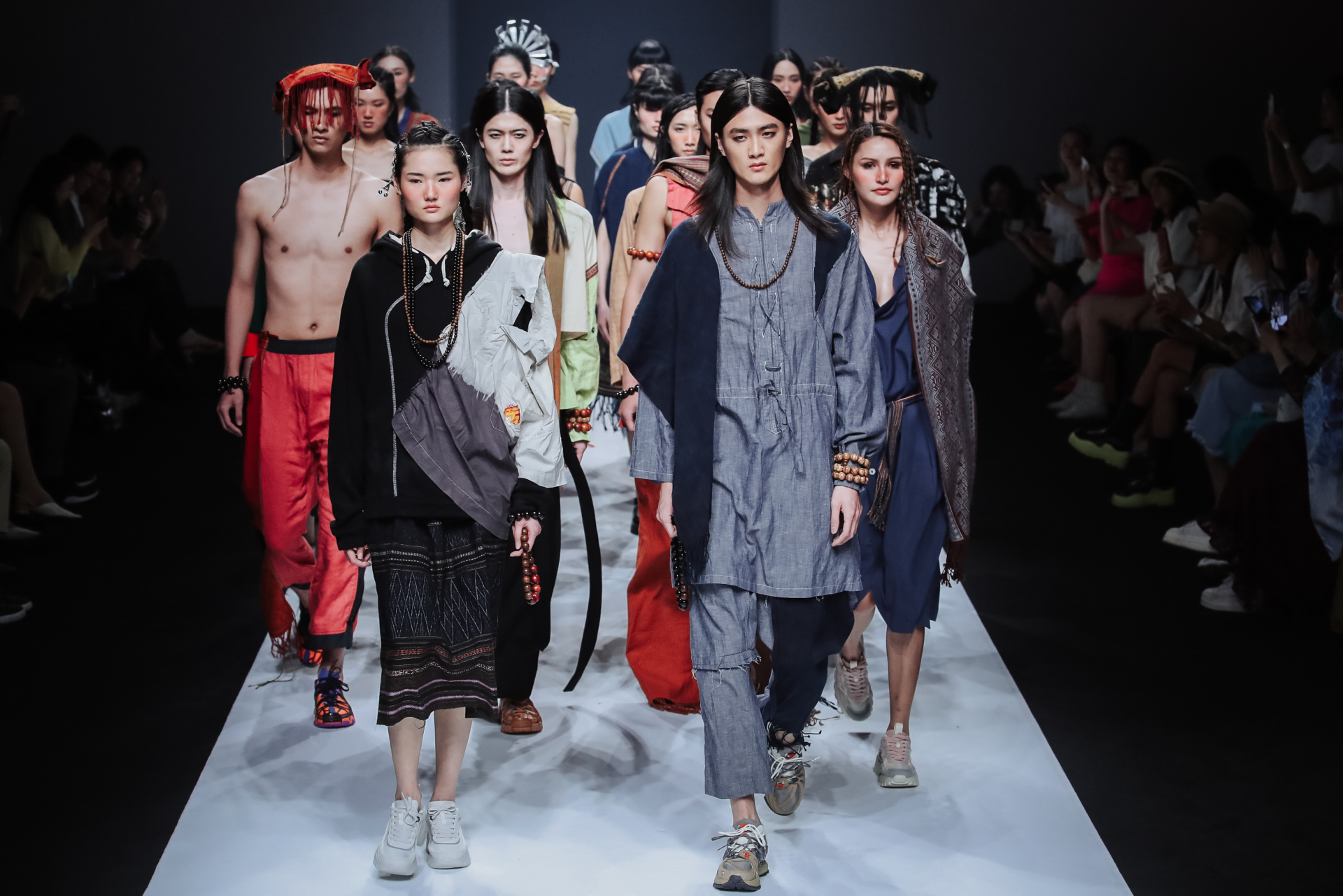 YOUTH+世界青年共生平台首个世界非遗时尚项目亮相深圳时装周！