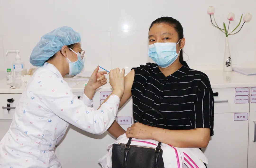 这个小区的香港居民喊你一起去苗苗苗！罗湖区台港澳局帮助首批20多名香港同胞在罗湖医院免费接种新冠病毒疫苗