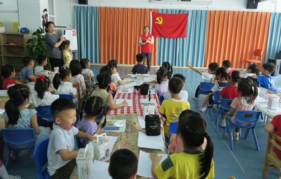 布吉街道德兴社区：党史学习教育送进幼儿园