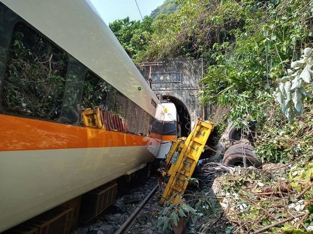 台铁太鲁阁号脱轨事故原因初步厘清：施工商工程车溜逸滑落