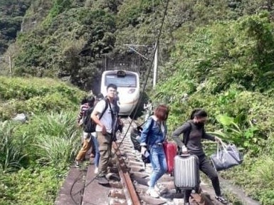 台铁太鲁阁号脱轨事故｜台媒称至少37人无生命迹象