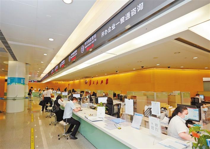 市民点赞深圳政务服务有“速度”更有“温度”  “需要复印的材料越来越少了”