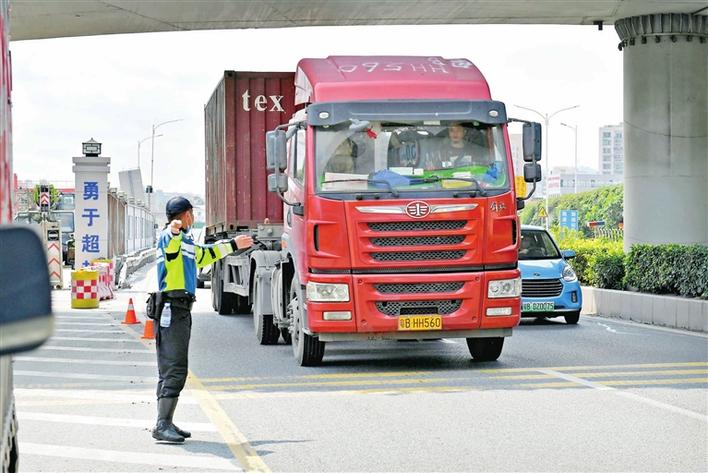 货车不按车道行驶，查！  