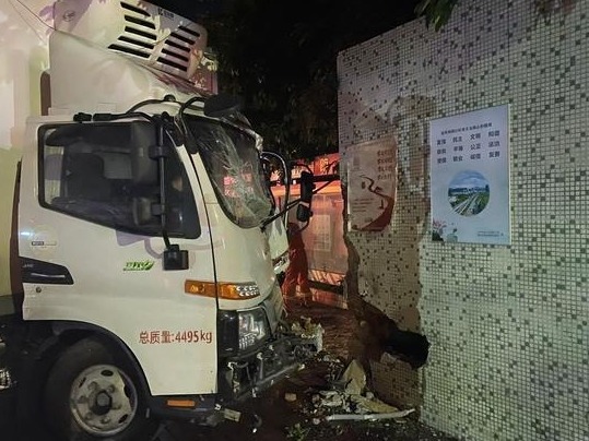 小货车凌晨一头撞向垃圾站，驾驶室变形司机被困