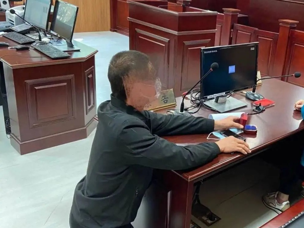 离婚法庭上，他突然单膝下跪掏出婚戒......