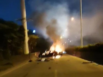 广州增城警方通报一起致死交通事故，此前网传当地一特斯拉失控起火烧毁