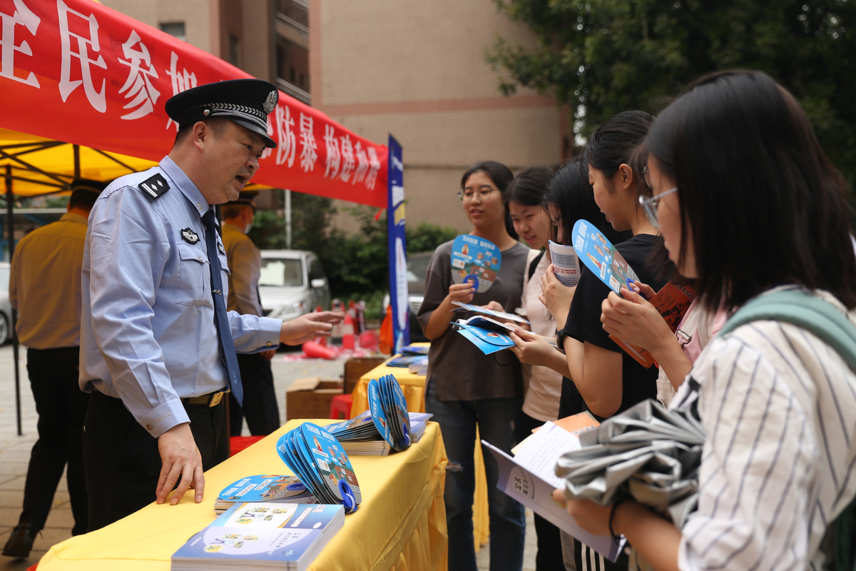 全民国家安全教育日，警察“蜀黍”进校园普及国家安全知识