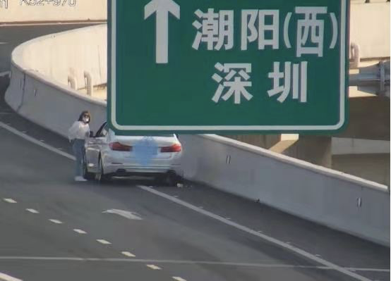 年轻女司机为何在高速路上拦车借钱？交警出动揭开谜底