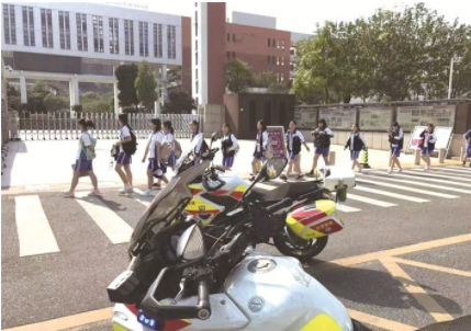 铁骑下班路上遇司机求助 立马掉头为学生赴考护航