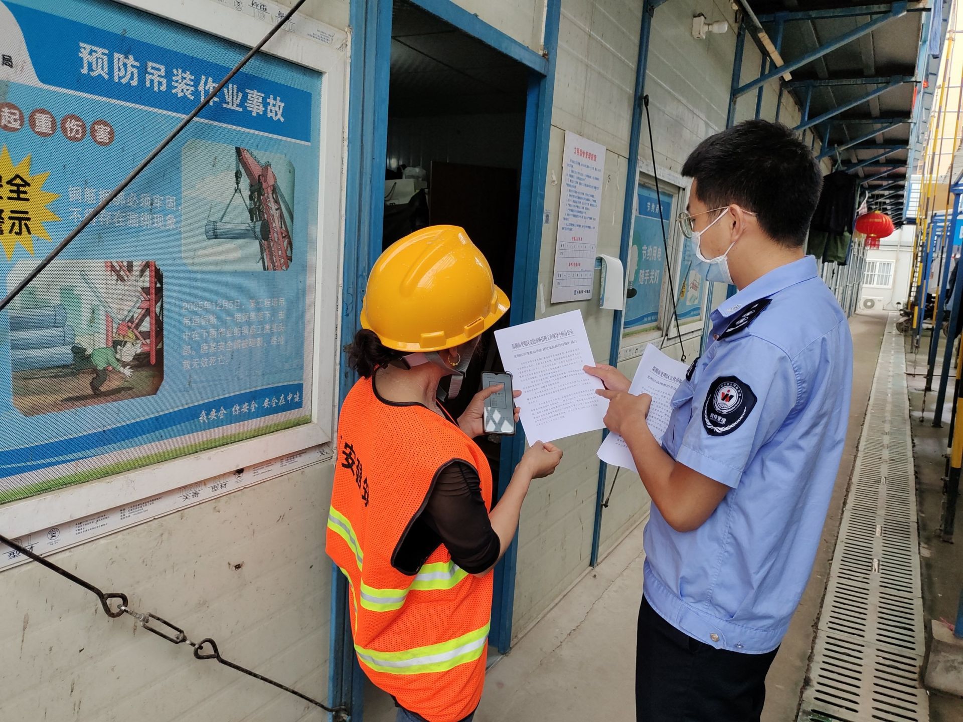 凤凰街道专项排查非法卫星地面接收设施彻底根除“黑锅”