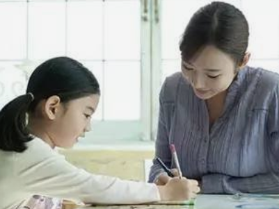 陪孩子上补习班，陪老人旅游……职业陪伴师走俏