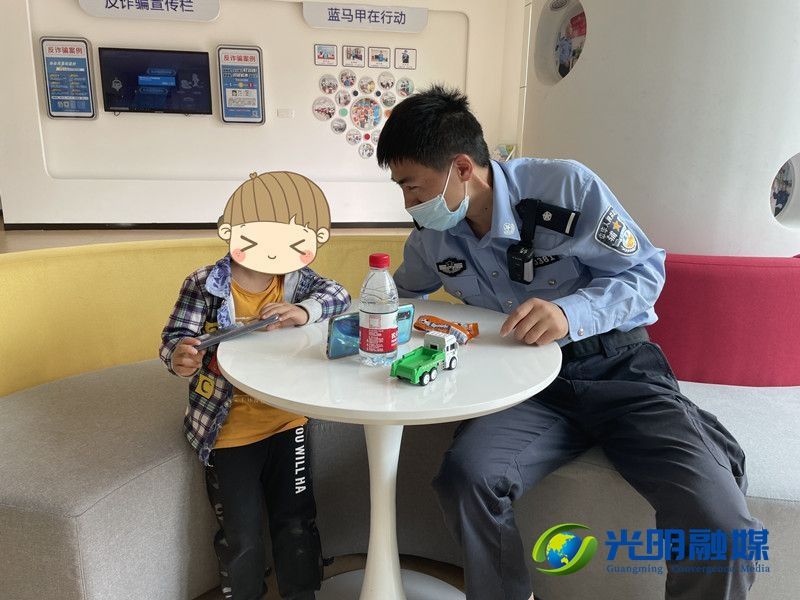 光明警方救助走失小孩，真情暖人心